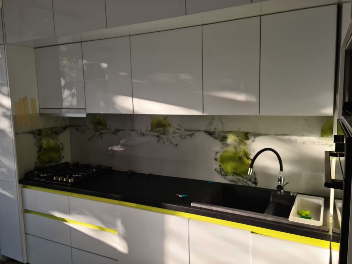Cât costă un backsplash din sticlă? Factorii de preț