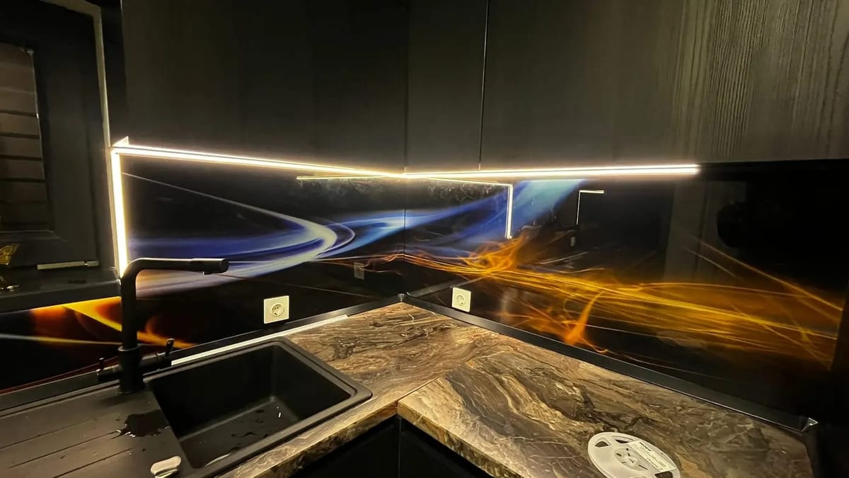 Cum alegi backsplash-ul perfect din sticlă pentru bucătărie